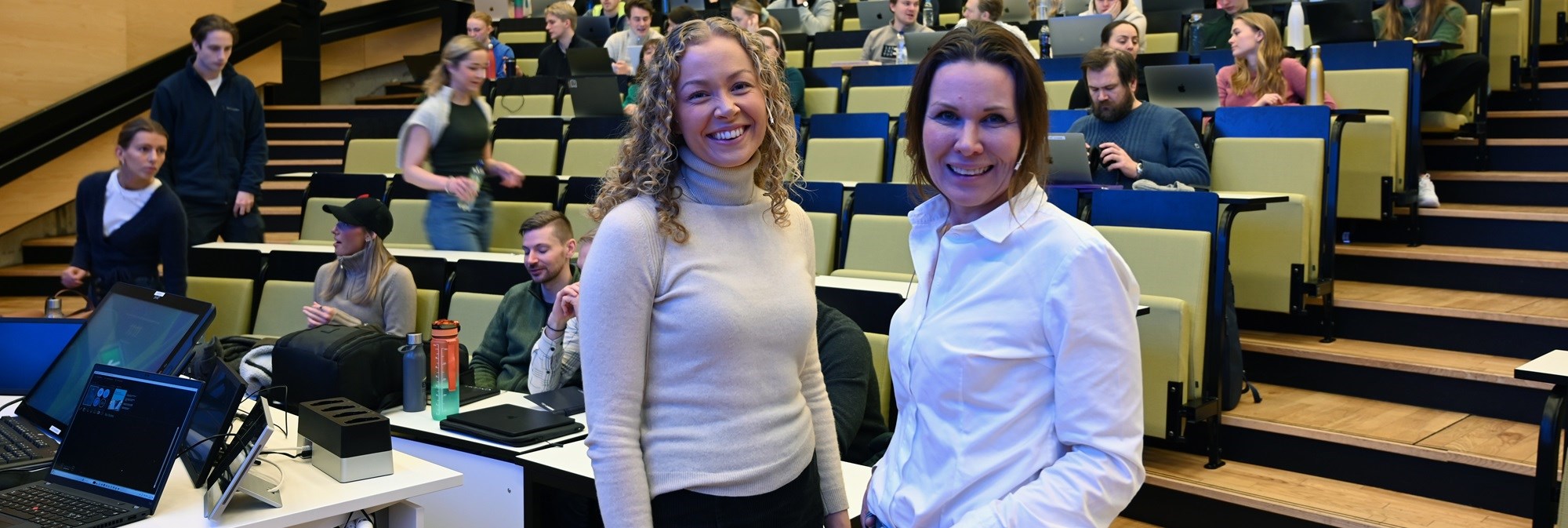 I februar var administrerende direktør i Tomra Textiles Vibeke Krohn sammen med NHH alumn Mari Sæther på NHH. De holdt gjesteforelesning om effektene av bærekraftutfordringene.  