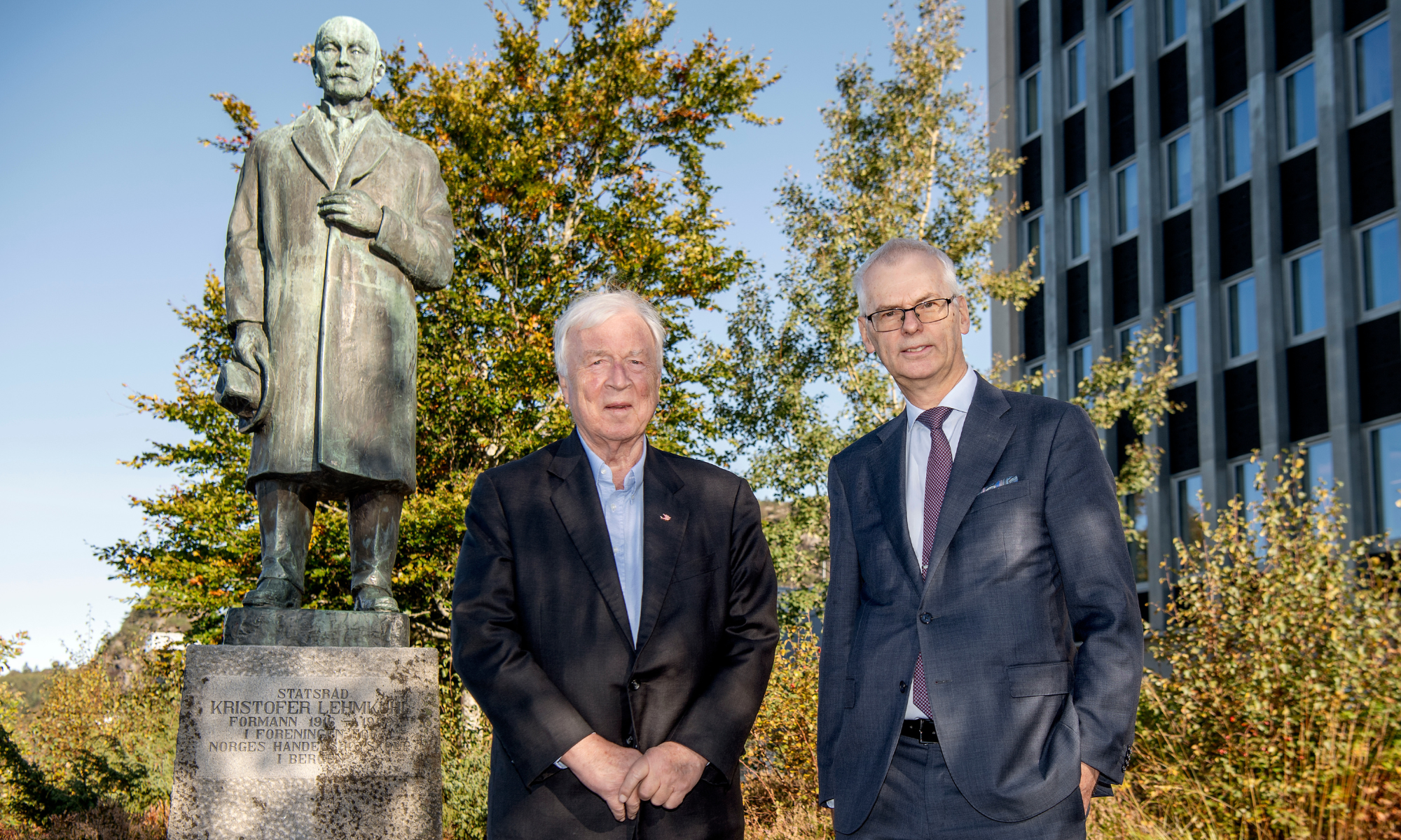 Årets foreleser, skipsleder Torstein Hagen, sammen med rektor Øystein Thøgersen. 