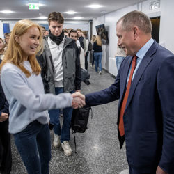 Bilde av Nicolai Tangen som håndhilser på studentene før Lehmkuhlforelesning. Foto: Helge Skodvin