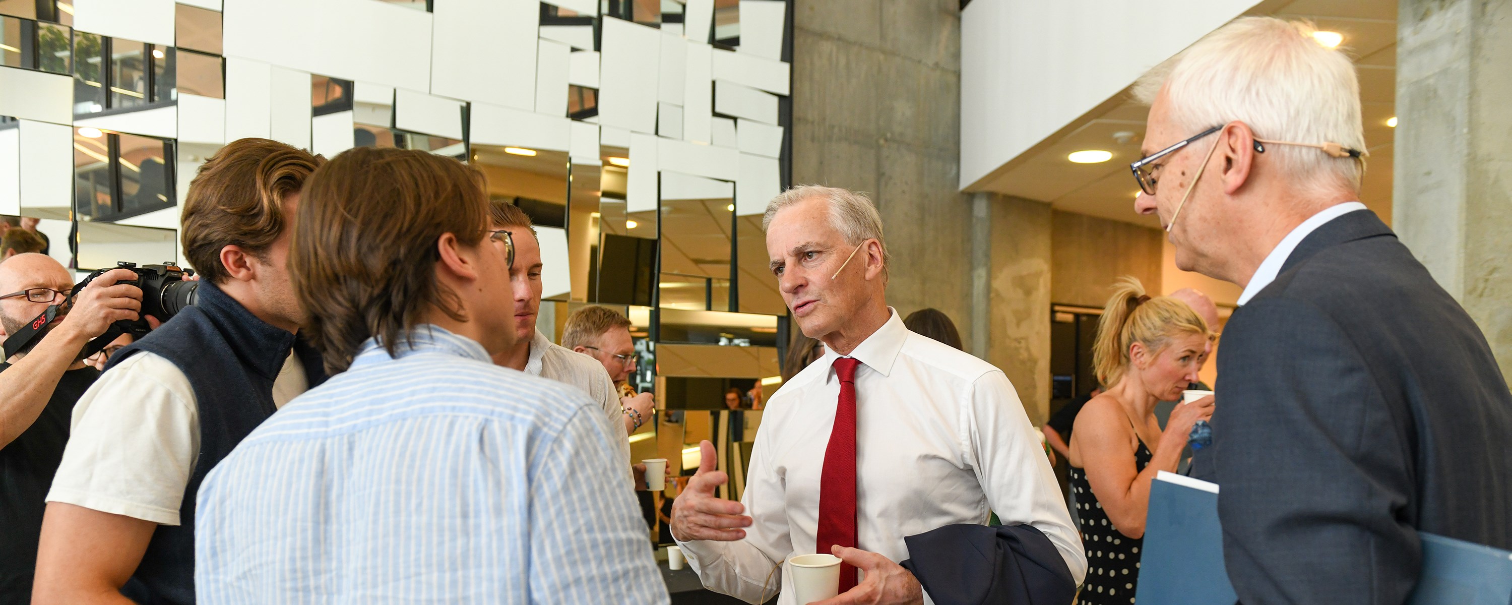 Bilde av Jonas Gahr Støre som snakker med NHH-studenter og rektor. Foto: Ingrid Aarseth Johannessen