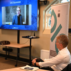Rune Skjelvan while new chair of the board is announced.