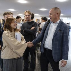 Nicolai Tangen og studenter