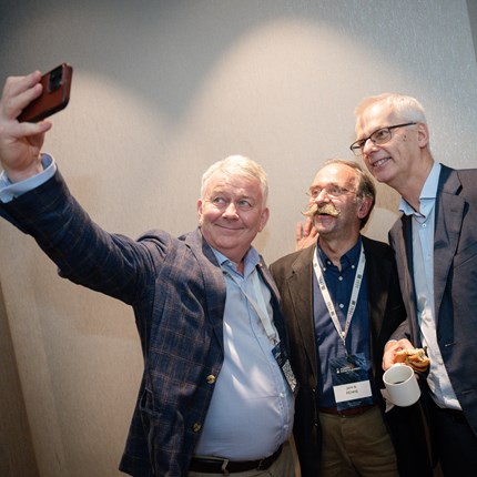 Rektor og to personer som tar gruppeselfie