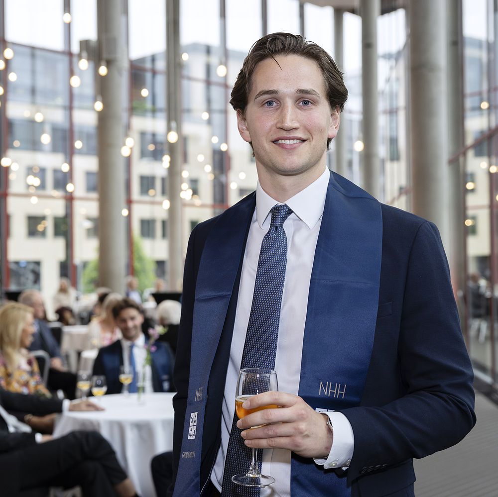 Tobias Heskestad, opprinnelig fra Trondheim. Etter fem år i Bergen og en master i finans, begynner han snart i EY. 