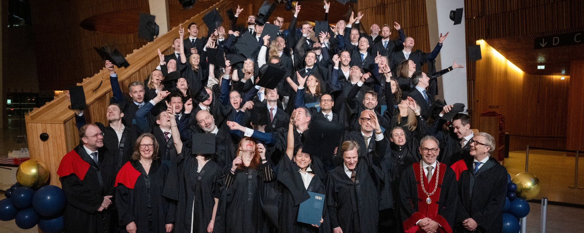 Glade avgangsstudenter fra EMBA-programmet. I midten foran er Naomi Ichihara Røkkum. Foto;: Joakim S. Enger