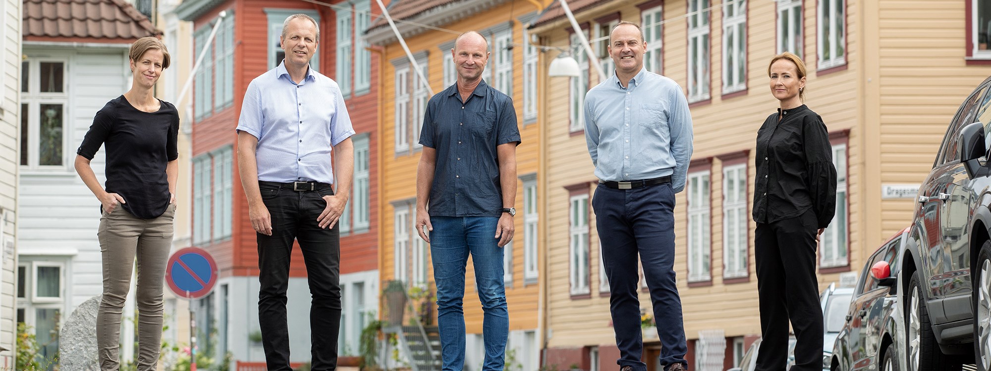 F.v. Ingvild Fossgard Sandøy (professor ved UiB), Ottar Mæstad (direktør ved CMI), Kjetil Bjorvatn (professor ved NHH), Espen Villanger (forskningsleder ved CMI) og Hilde Selbervik (forskningsleder ved CMI) er pådriverne bak Development Learning Lab og har utviklet konseptet Foto: Eivind Senneset 