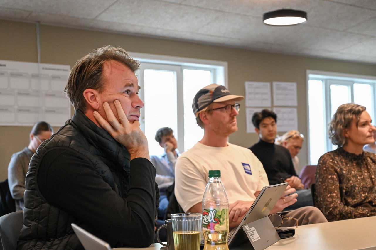 Jurymedlemmene Markus Wartiovaara (t.v.), Erlend Hausken og NHHs  Claudia F. Hegrenæs