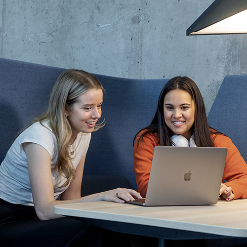 Photo of NHH students in front of laptop. Photo: Helge Skodvin