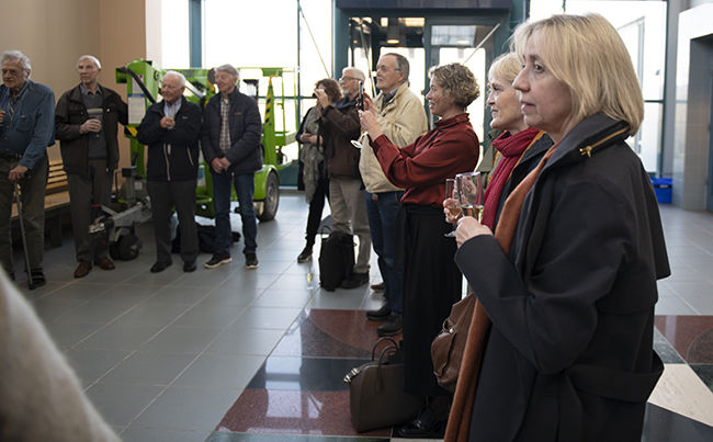 Publikum med økonomisjef Kari Blom helt til høyre.