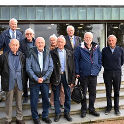 1959-kullet var et av de siste kullene som fullførte utdanningen i lokalene på Nygårdshøyden, og de var med på nedlegging av grunnsteinen for høyblokken i Sandviken. Foto: Arent Kragh