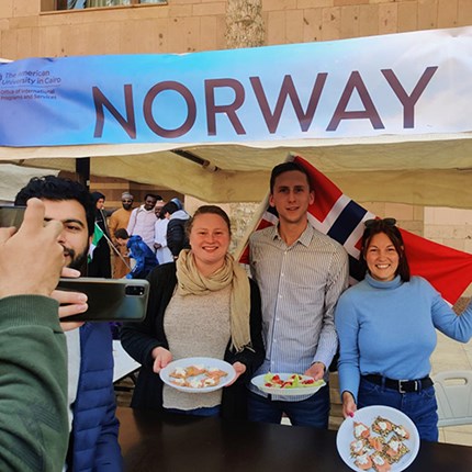 På internasjonal dag under studieoppholdet på Det Amerikanske Universitetet i Kairo, bød Løkse-Sand (tredje fra venstre) på norskprodusert laks. 