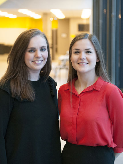 Bilde av masterstudentene Linda Roald og Dina Mikalsen. Foto: Hallvard Lyssand.