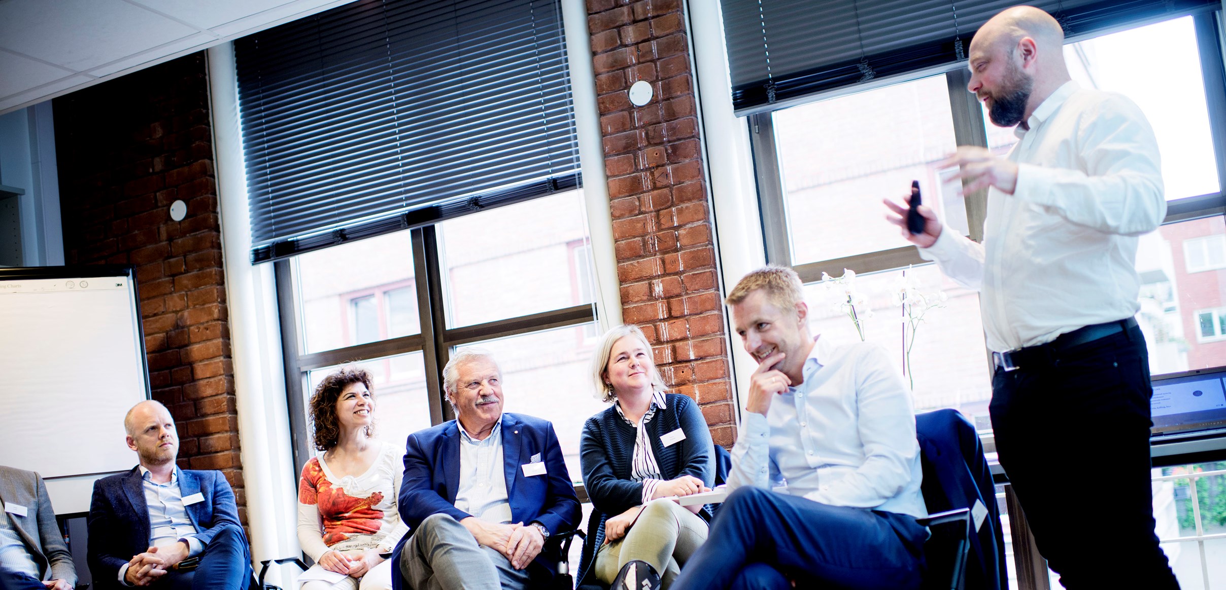 Avdelingsdirektør Harald Engesæth (helt til høyre) leder samtale i gruppen. Foto: Siv Dolmen.