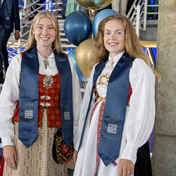 Bilde av venninnene Hanna Skirstad Grini og Julie Nærestad. Foto: Helge Skodvin 