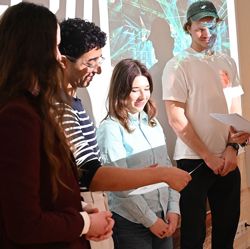 Vinnerne av årens innovasjonssprint på NHH: Yelyzaveta Tykhonova, Paola Pop, Nassim Haou og Bjarne Laartz (NHH-student). Foto: Arent Kragh