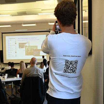 medlem av teamet fra RankmyAI filmer under fremleggelsen