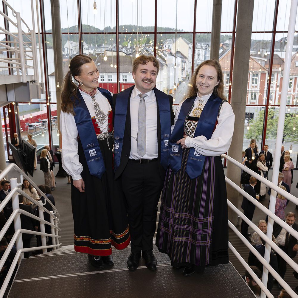 Nicoline Preus Kvernberg (til v.) og Marte Rimmereid har fulgt hverandre gjennom mange studieår i Bergen. Begge er utdannet jurister. Fredag feiret de mastergraden ved NHH. Vegard Kristiansen Marøy er siviløkonom fra NHH fra før og feirer nå en ettårig master i regnskap og revisjon. Nå vil han ta en doktorgrad ved NHH. 