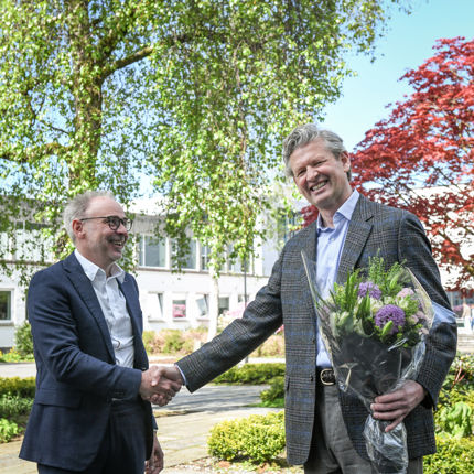 NHH Rector Helge Thorbjørnsen presents flowers to the new professor, Øyvind Thomassen. Photo_ Ingunn Maarnes-Gjærde