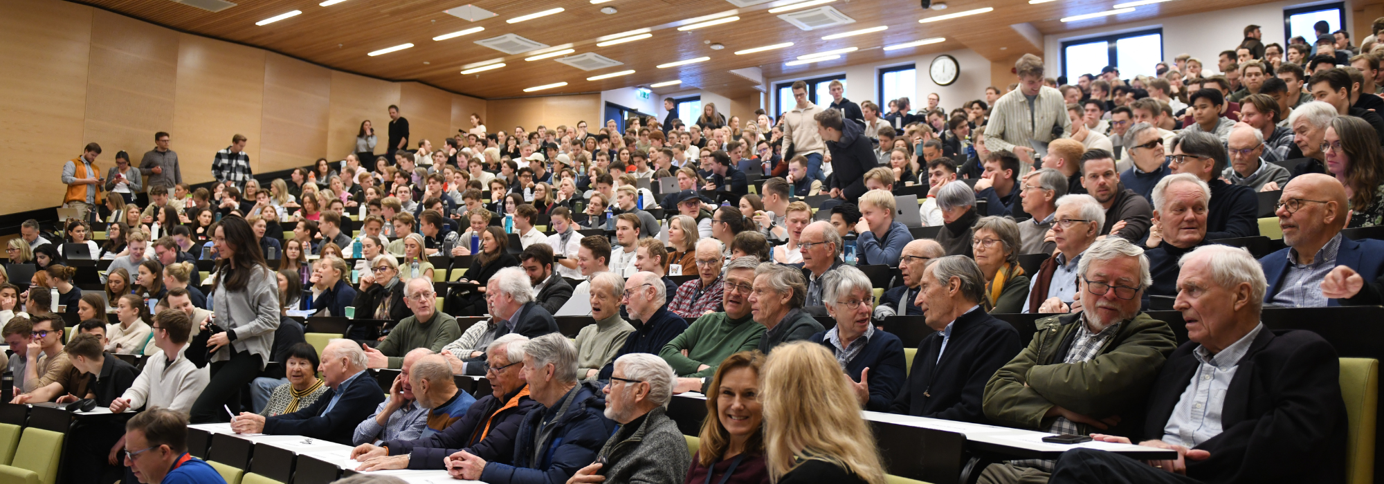 FULLT: NHH-studenter, fagstab og NHH-alumni fylte auditorium max til randen. 