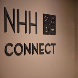 Interiørdeltalj med logo for NHH Connect
