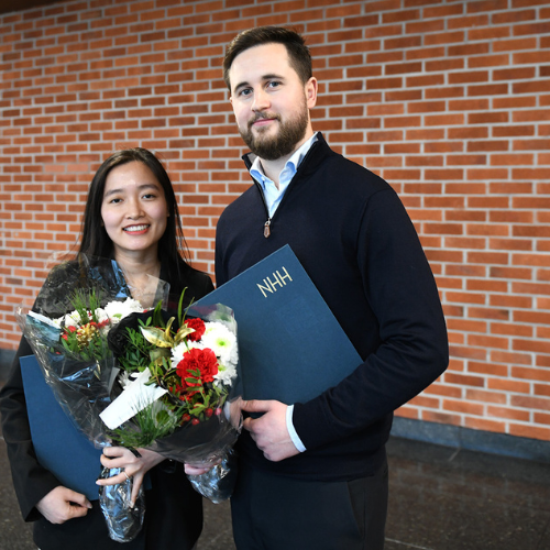 Nyutdannede Hien Nguyen og Kenneth Hartmann ble tildelt prisen for beste masteroppgave ved Institutt for samfunnsøkonomi 2024. Her sammen med instituttleder Kurt Richard Brekke. Foto: Linnea Oskarsen