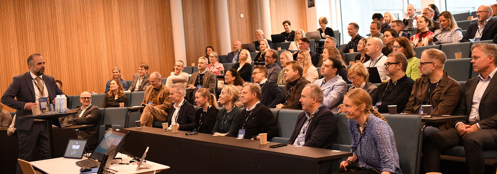 Leader of DIG, Bram Timmermans and the audience at this year's DIG Summit