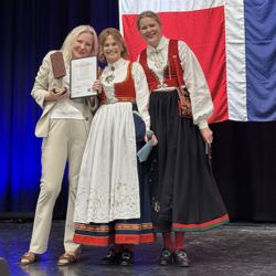Beate Sandvei (left) received Bronsesvampen from the bachelor students during NHH’s 17 May breakfast. The award was presented by Kaja Harestad (centre), Bachelor Representative (Student Political Committee), and Johanne-Marie Haanes, Head of Student Politics at NHHS.
