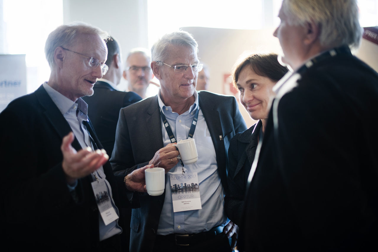 Mingling i pausen under Alumnikonferansen 2017. Foto: Siv Dolmen