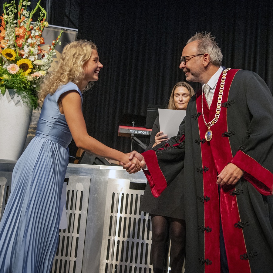 Helge Thorbjørnsen og studenter