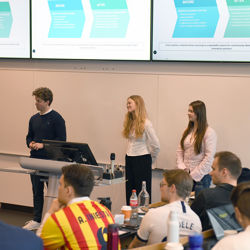 Studenter presenterer et CEMS Business Project på NHH.
