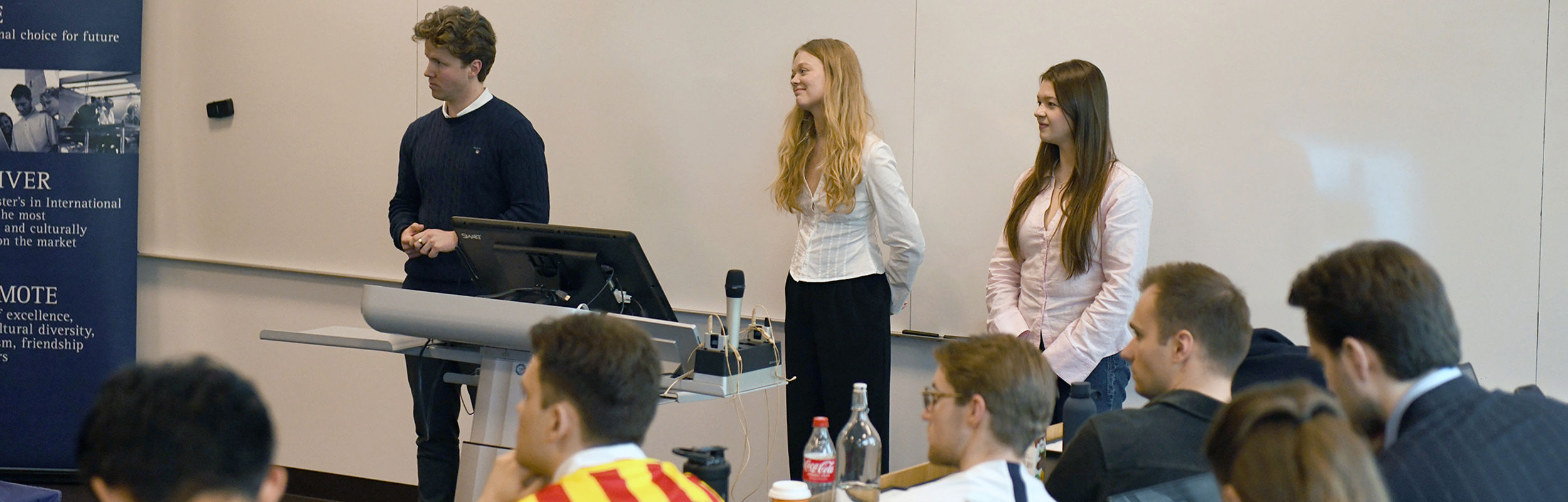 Studenter presenterer et CEMS Business Project på NHH.