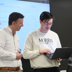 Dan Richard Knudsen og student Sigve Hofstad Møklebust