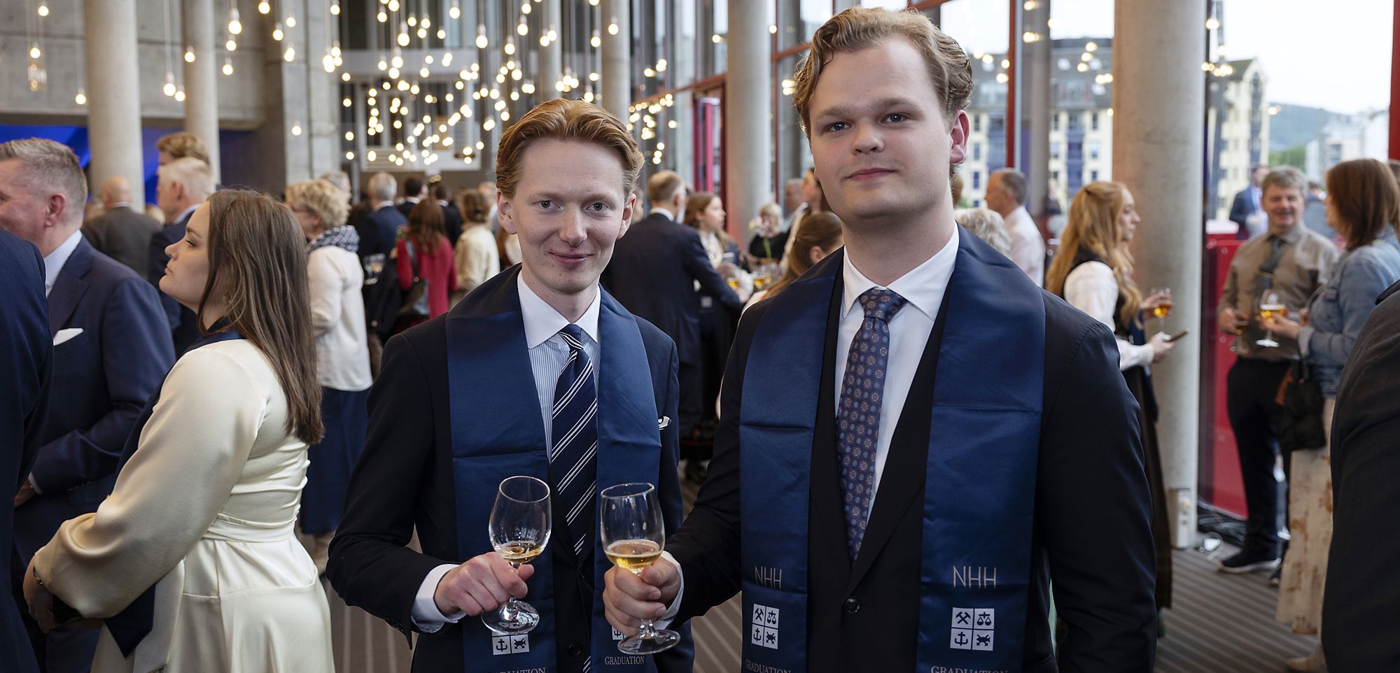 Gorm Nakjem (til v.) og Phillip Kvile, begge fra Tønsberg. – Blir nok noen tårer i løpet av kvelden. Mange foreldre kommer til å bli veldig stolte, sier Kvile.