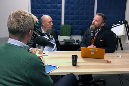 Professor Tor W. Andreassen fra NHH og Erik Eskedal, digitalsjef i IUM diskuterer saken i Ateas podkast-serie «Teknologi. Av og for mennesker» 