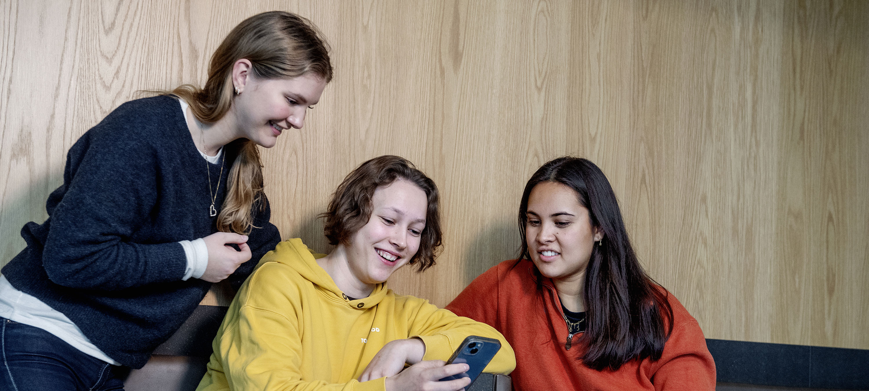 NH students Karoline Lysaker, Hermine Øye-Forbregd og Cinta Lilis Jacobsen. Photo: Helge Skodvin