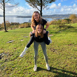 Bilde av Eira Sofie Tvedten som sitter på ryggen til Josefine Marie Thunold Furu. Foto: privat