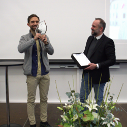 VINNER: Kundene har stemt frem Tise som den soleklare vinneren av Norsk Innovasjonsindeks 2024. Her overrekkes Eirik Frøyland Rime (CEO Tise)  trofeet av NHH-professor Bram Timmermans.  Foto: Arent Kragh