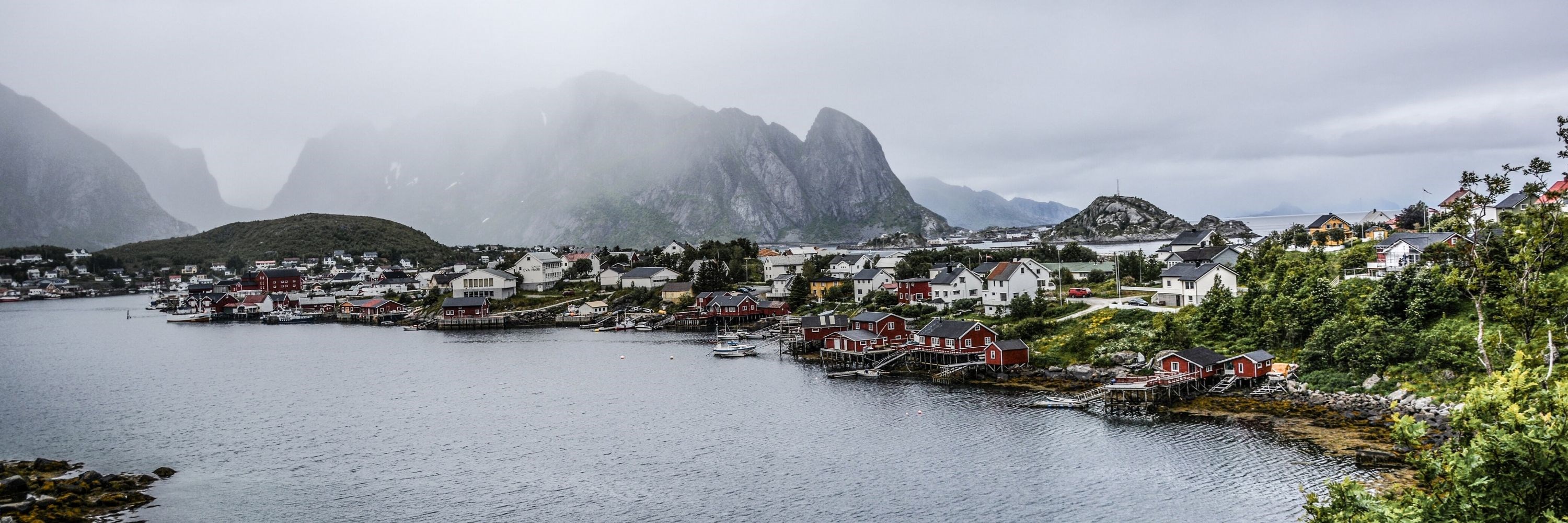 Fjell og mindre bygd. Foto: Pexels v. Monicore