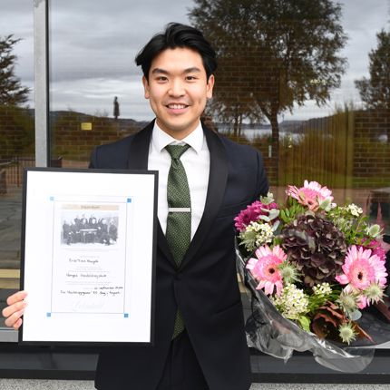 Erik Tien Huynh mottok Lehmkuhlstipendet sammen med Odin Sande for masteroppgaven om ferske gründere.