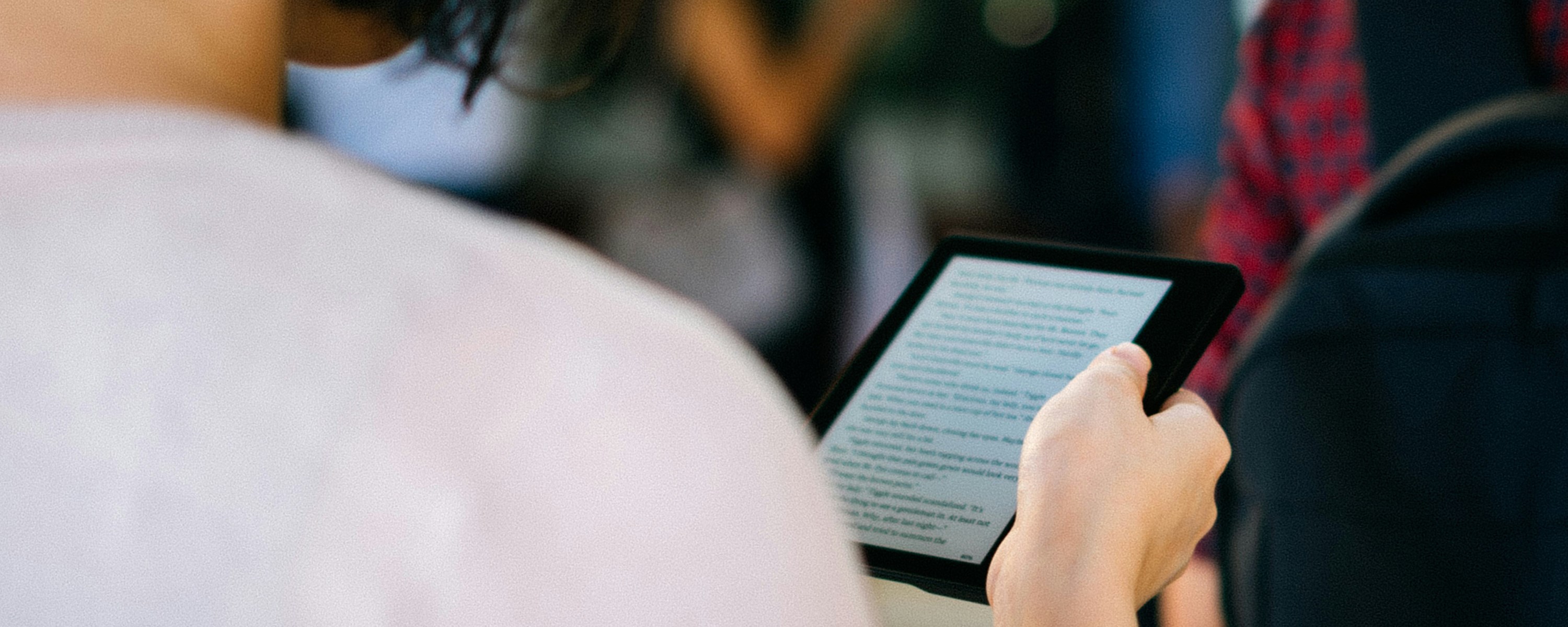 Bilde av dame som leser bok på Kindle. Foto: bady abbas / Unsplash