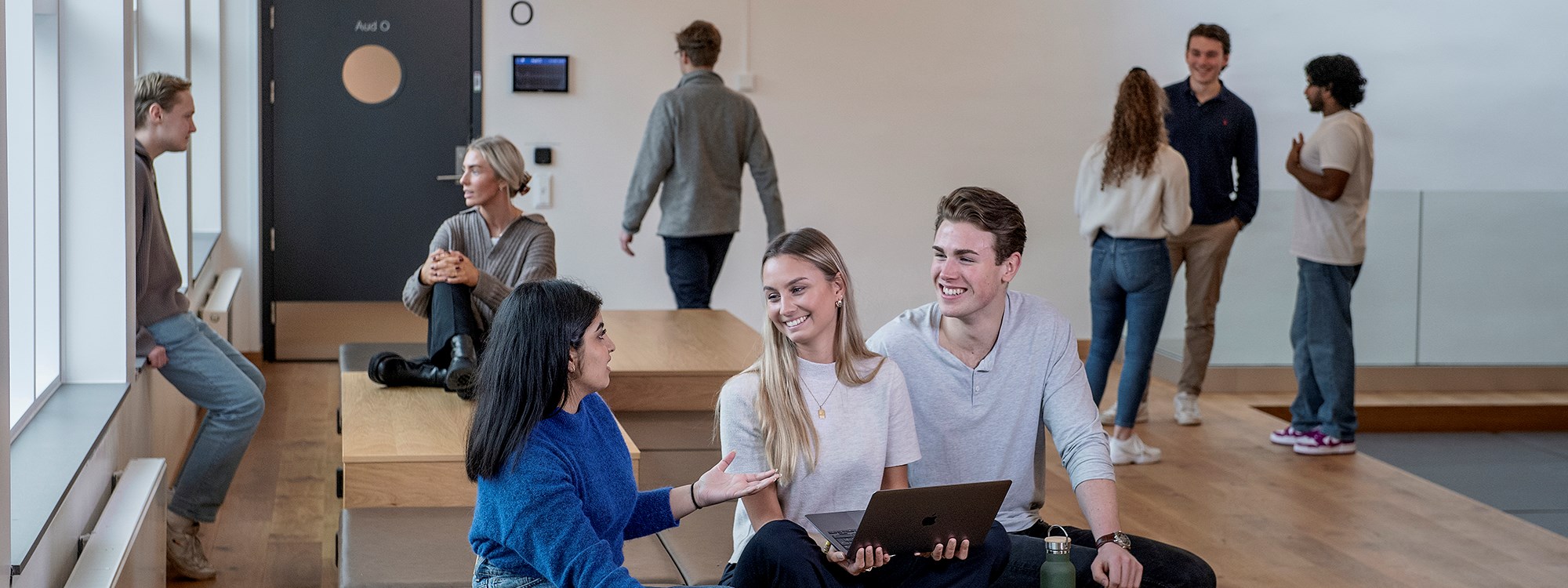 Bilde av mange NHH-studenter.