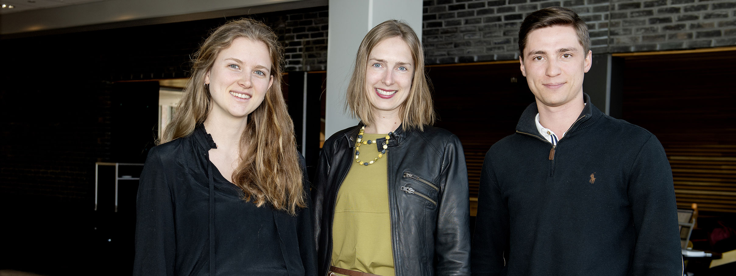 Statsråden saman med NHH-studentane Ylva Stavland Mobæk og Andreas Sandal Haugsbø. 