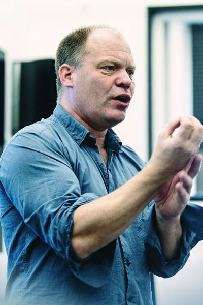 Bilde av professor Alexander W. Cappelen, som underviser bachelorstudenter ved NHH om etikk. Foto: Siv Dolmen
