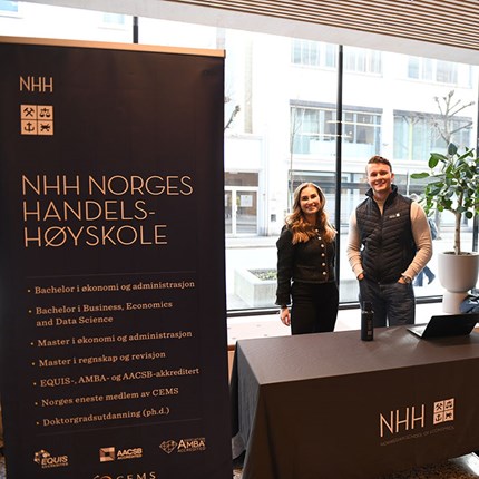 Silje Bue og Henrik Gjærum på NHH stand