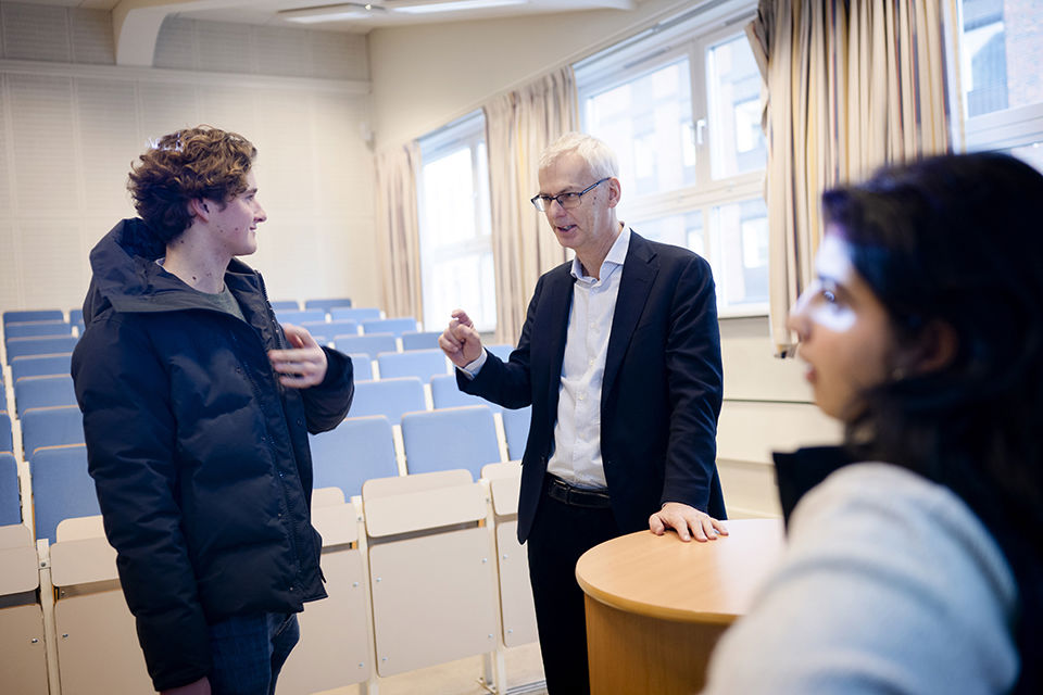 Bilde av elev ved Oslo Handelsgymnasium som snakker med NHH-rektor Øystein Thøgersen. 