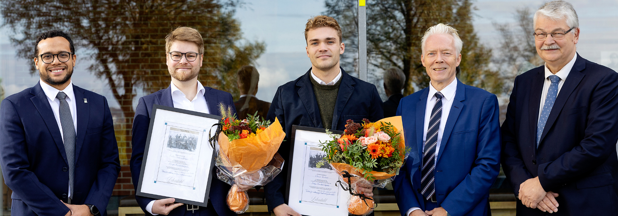 Fem stolte: Veileder Gabriel M. Fuentes (førsteamanuensis ved Institutt for foretaksøkonomi), sammen med vinnerne Martin Sollesnes Kleppe og Oliver Karlsen, faglig leder for stipendkomiteen, professor Øivind A. Nilsen og Hugo Matre, styreleder i Kristofer Lehmkuhls Fond.  Foto: Silje K. Robinson 