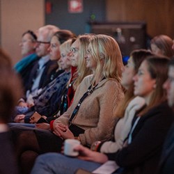 Publikum under NHHs Alumnikonferanse 2021. Foto: Joakim S. Enger