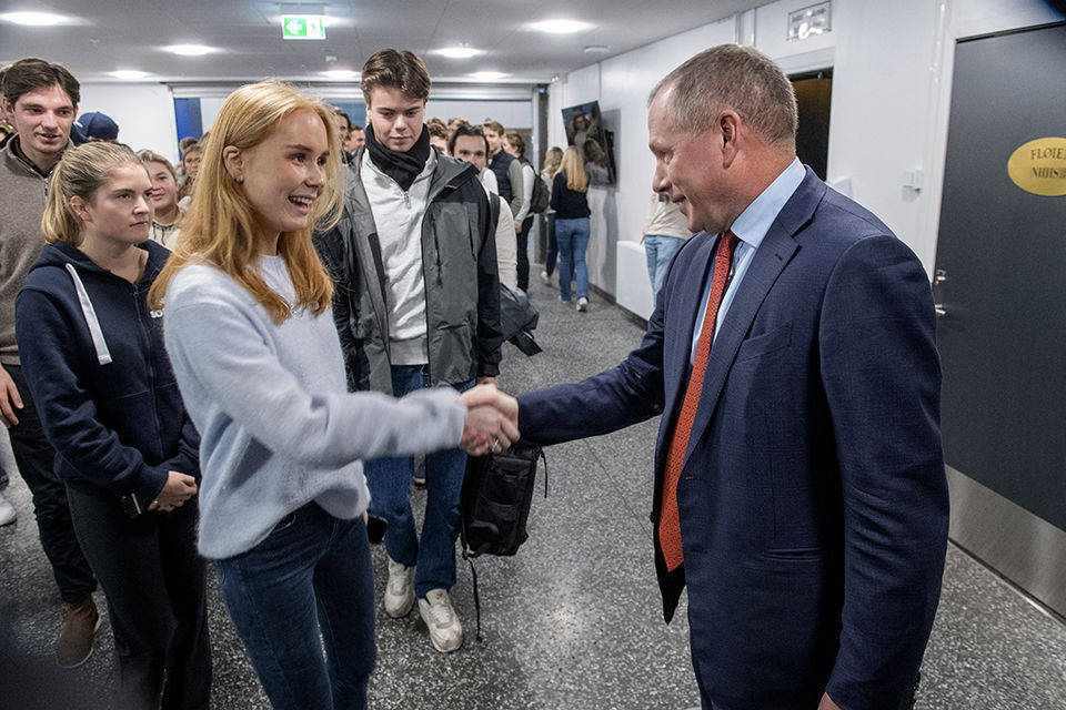 Nicolai Tangen håndhilser på en student