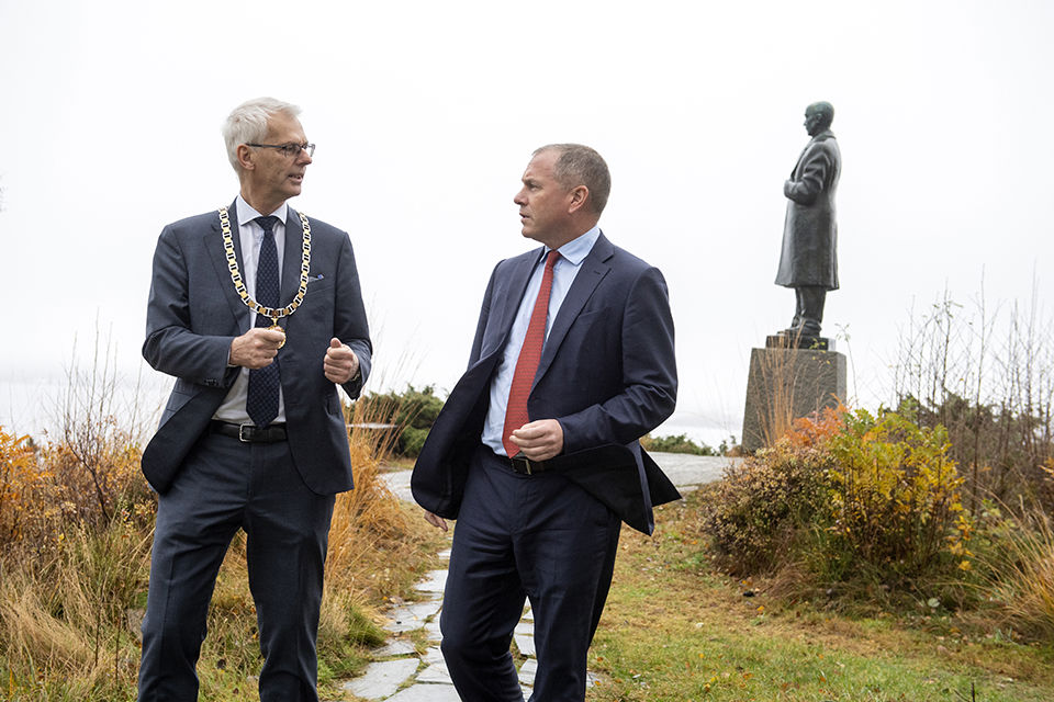 Nicolai Tangen og Rektor Øystein Thøgersen foran Lehmkuhl statuen.
