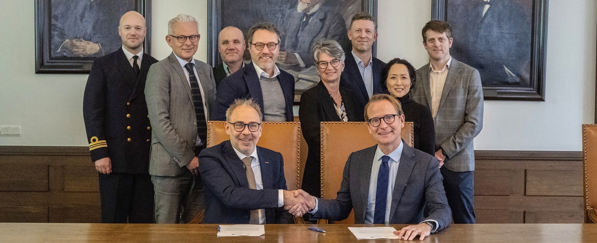 Rektorene Helge Thorbjørnsen (NHH) og Lars Strannegård (SSE) signerer avtalen. Fra NHH deltok også Katarina Kaarbøe, Aleksander Lundervold, Dan‑Richard Knudsen og Geir Mikalsen da representanter for de to sentrene møttes i Stockholm.